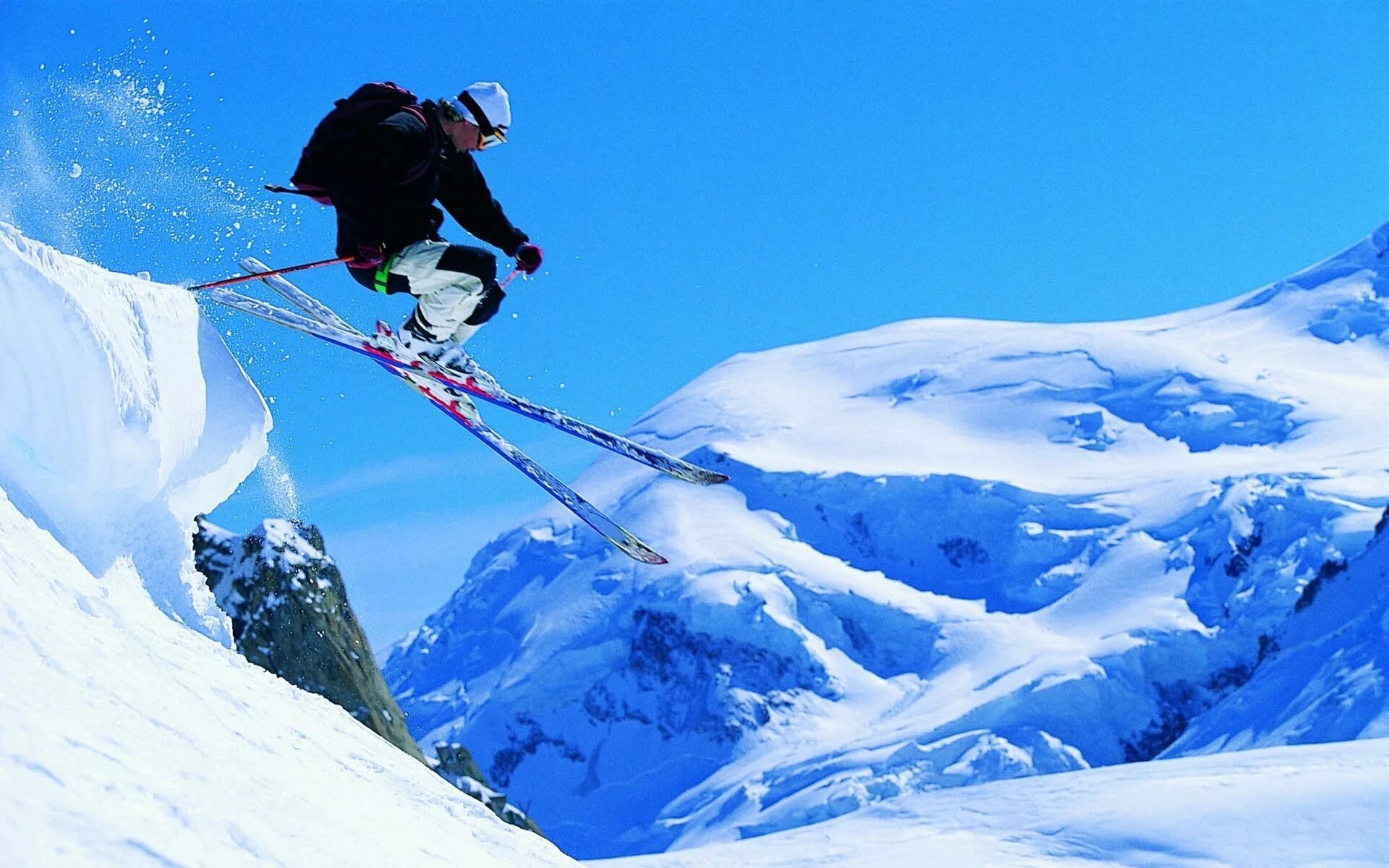 Горный лыжник. Горнолыжный спорт. Экстремальные горные лыжи. Горы лыжи. Горные лыжи экстрим.