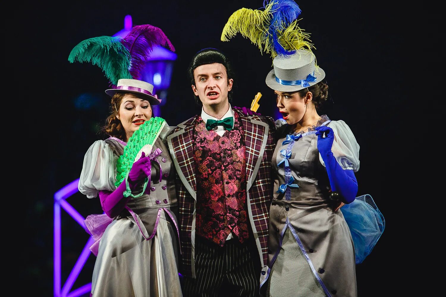 Максим галкин за двумя зайцами. За двумя зайцами мюзикл. За двумя зайцами спектакль. За двумя зайцами фильм 2003. Галкин за 2 зайцами.