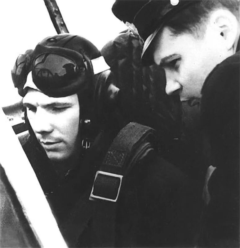 Юрий алексеевич гагарин в космосе. Гагарин был летчиком. Ю гагарин биография. Первые космонавты ссср юрий гагарин. Гагарин был летчиком.