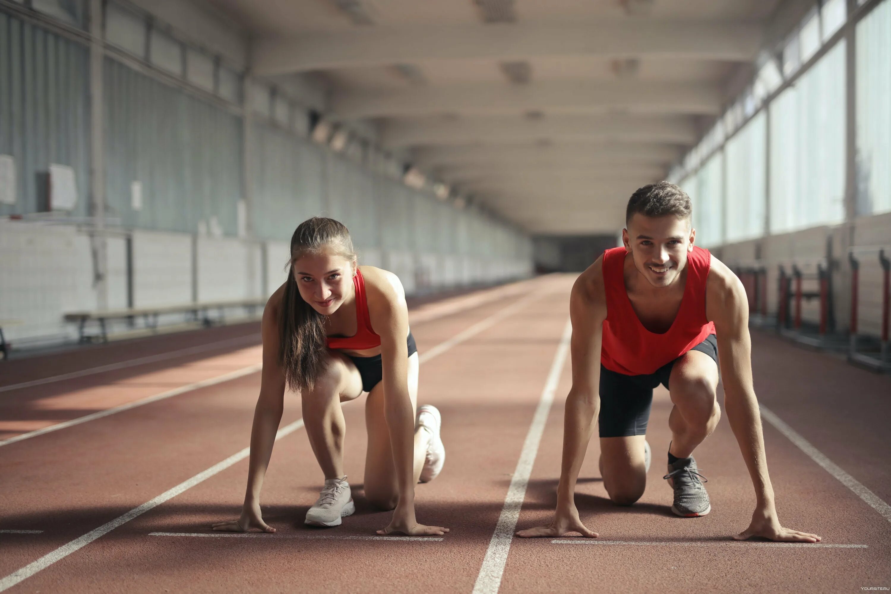 Спортсмены перед стартом. Выносливость. Легкоатлет на старте. Выносливость в легкой атлетике. Спортсмен бежит.