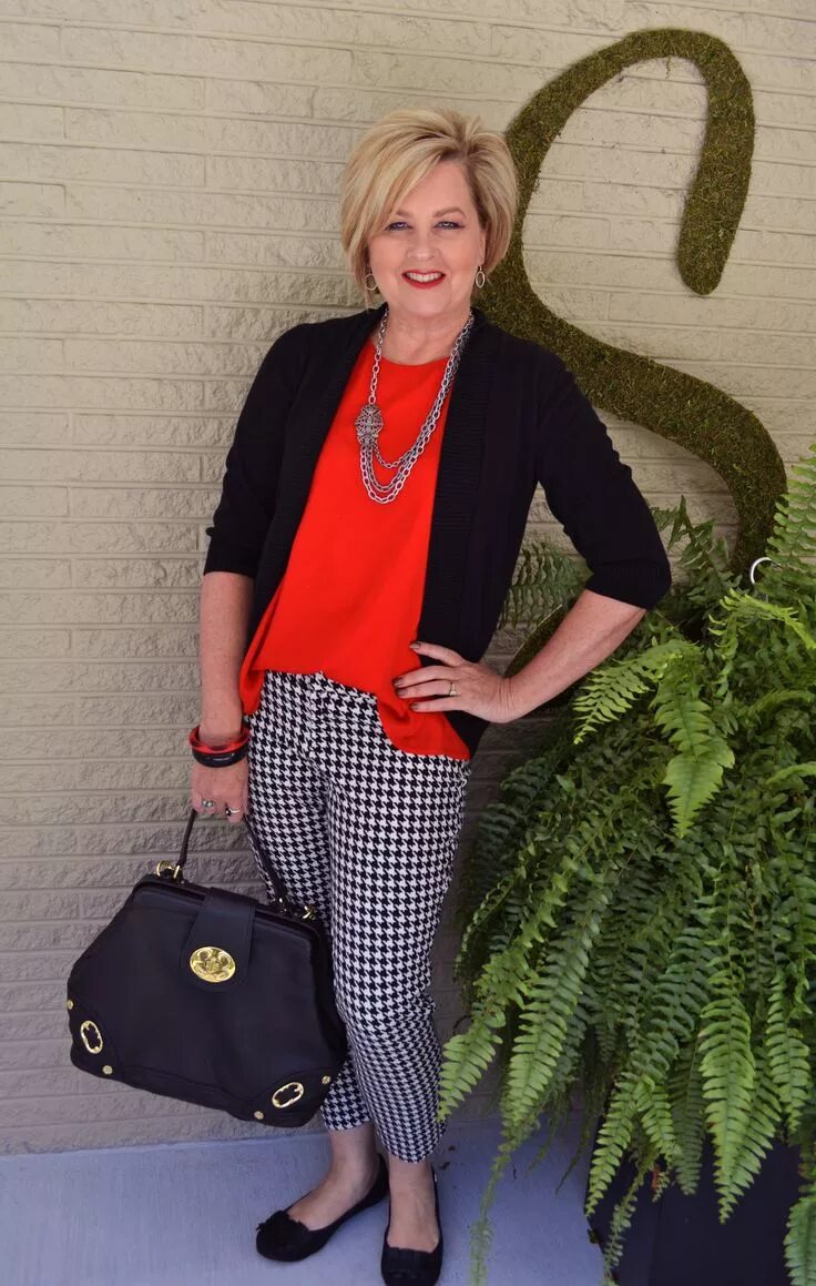 Fashion for women over 40. Houndstooth is a classic print. Fall fashion outfit. 