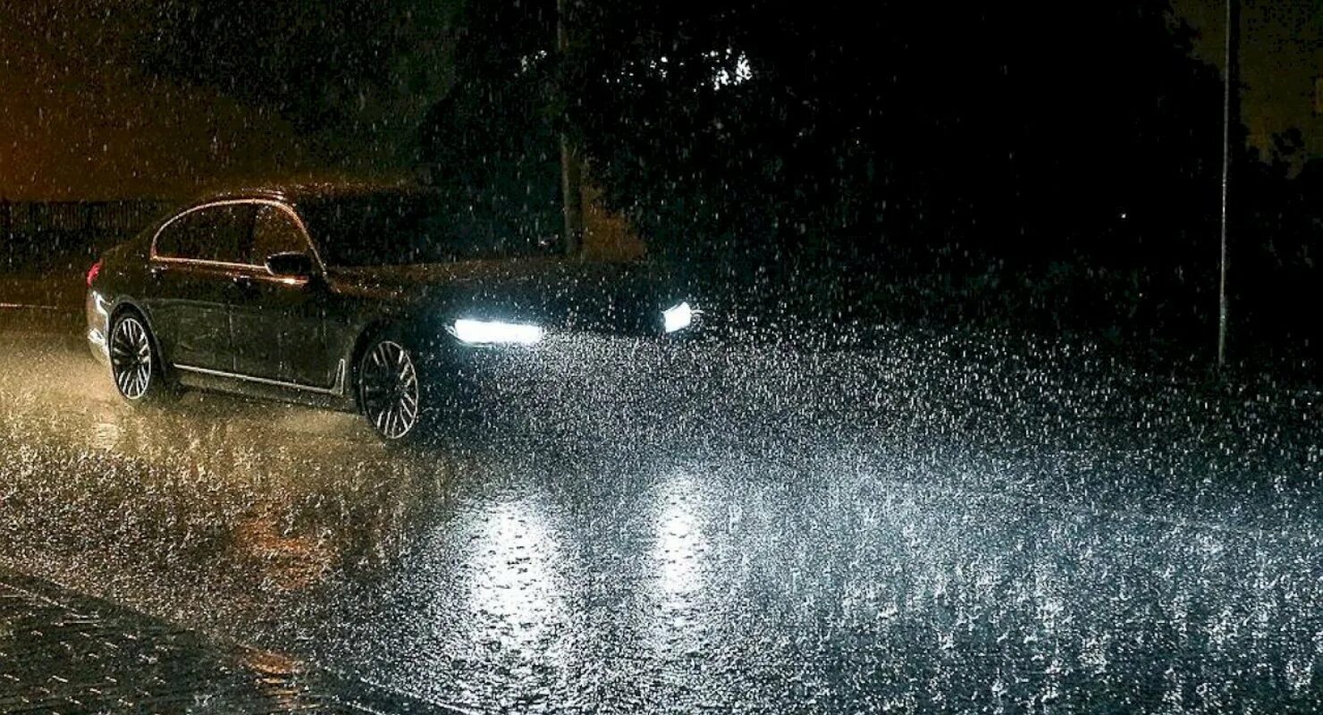 Хорошо в машине в дождь. Машина дождь. Ливень машина. Машина под дождем. Машина ночью под дождем.