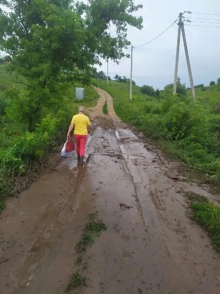 Дожди так размыли дорогу что дальше пришлось