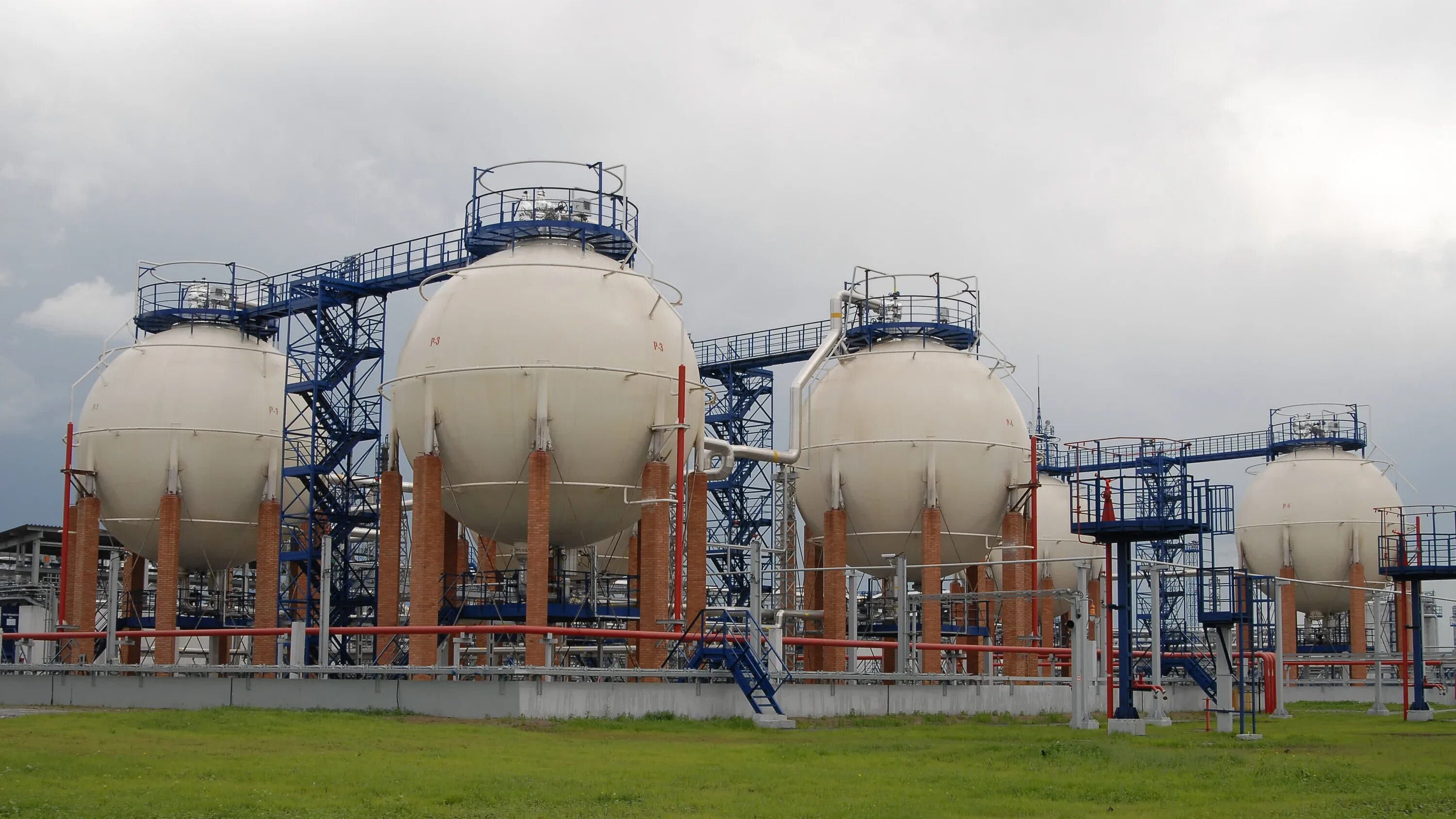 Очистка воды на нпз. Онпз омский нефтеперерабатывающий завод. Воду на нпз. Мнпз биосфера очистные сооружения. Сточные воды промышленных предприятий.