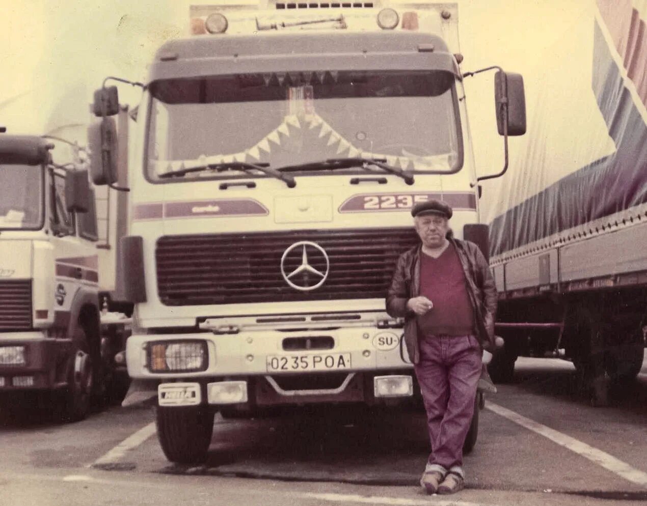 толстый водитель. водитель дальнобойщик. мерседес совтрансавто ссср. американский дальнобойщик. старый дальнобойщик.