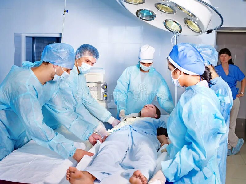 Родственники перед операцией. Пациент на операционном ст. Пациент в операционной. Пациент на операционном столе.