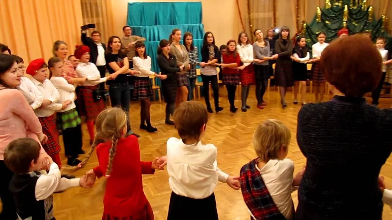 Auld lang syne. Auld lang syne поют. хогмани • singing auld lang syne. пение британский auld lang syne. поют на новый год«auld lang syne» великобритания.