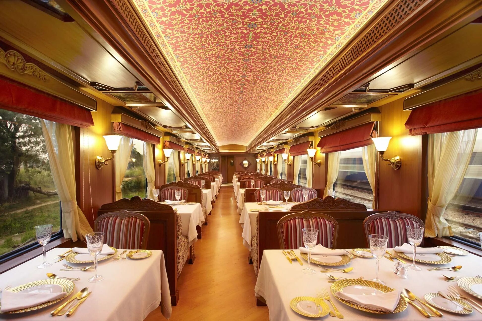 Dining car. Поезд золотой орёл Транссибирский экспресс. Поезд Махараджа экспресс индийский. Поезд купе Люкс махараджей Индия. Поезд Махараджи в Индии.