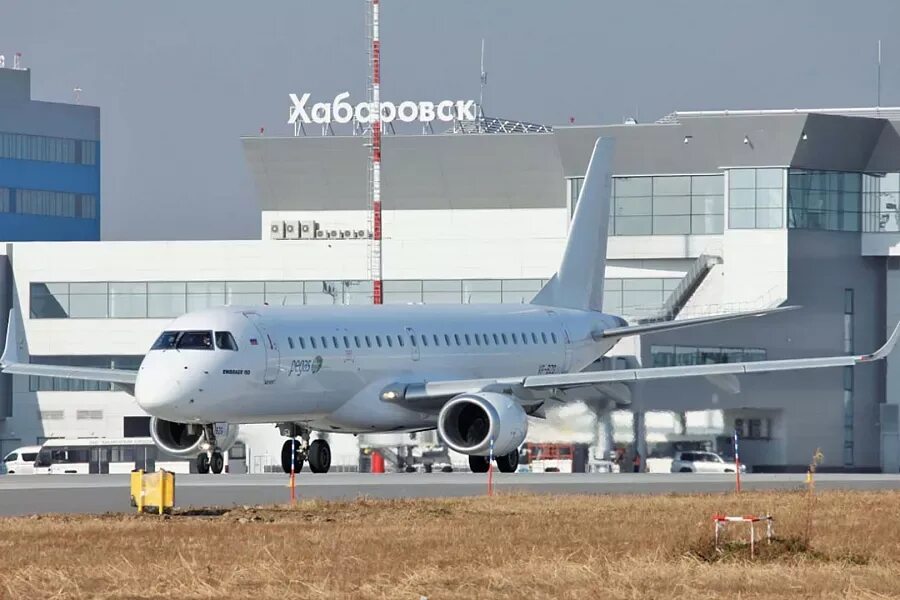 Расписание аэропорта хабаровск. Фото самолёта в аэропорту. Hz самолет. L-410 обледенение. Рейс южно-сахалинск москва самолет.