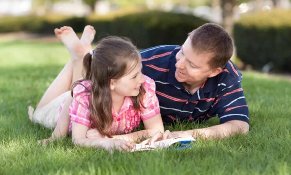 Dad daughter sister. Daddy and дочь. Папа с дочкой Реал. Отец заигрался. Отец заигрывает с дочкой.