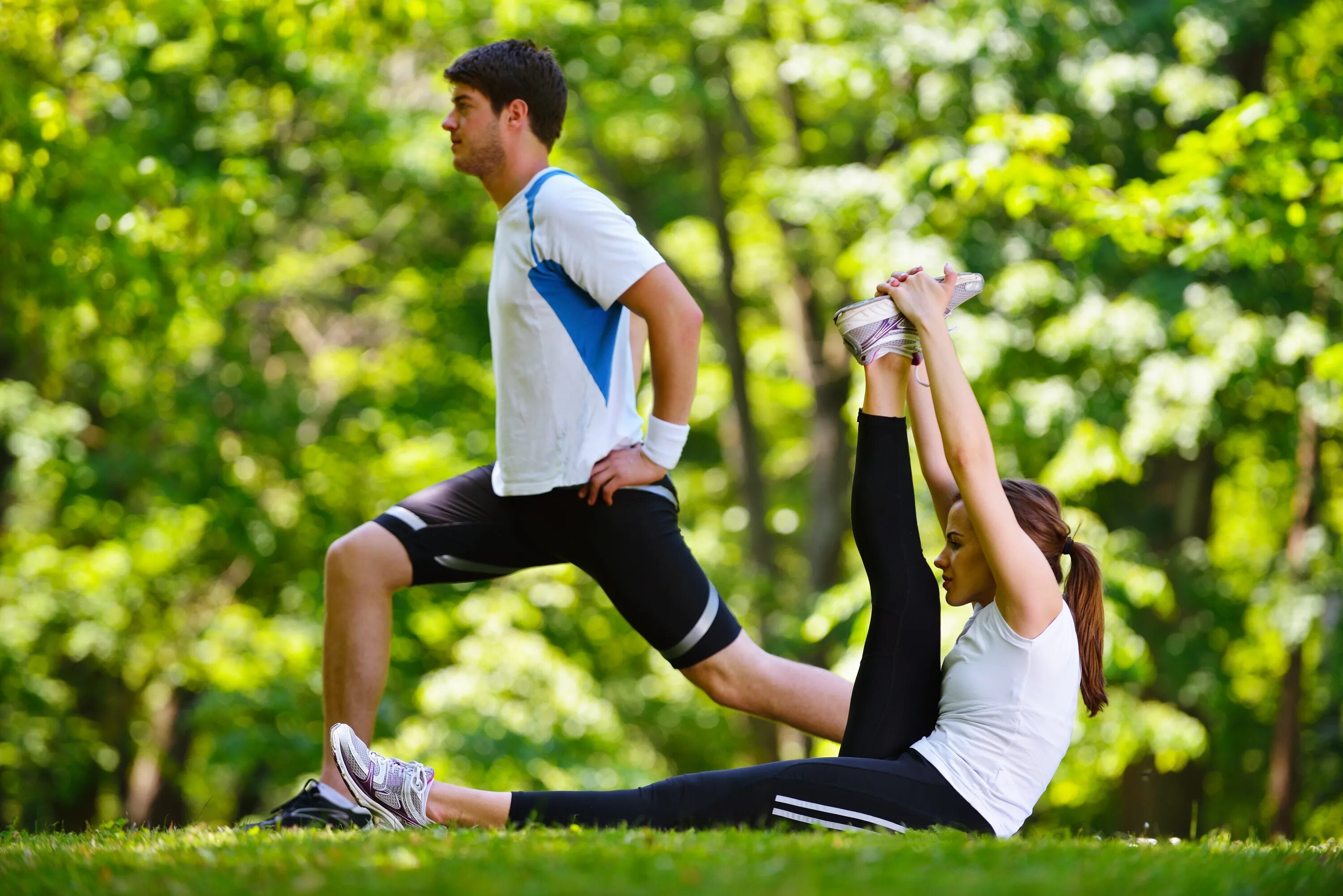 Физические упражнения. Спортивные люди. Здоровый образ жизни. Активный образ жизни.