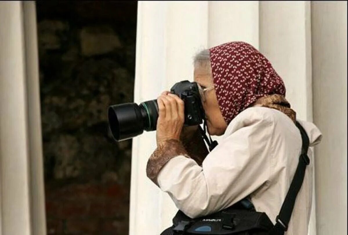 Наблюдают из 706 стран. Бабушка с фотоаппаратом. Старушка с биноклем. Бабка с фотоаппаратом. Бабка фотограф.