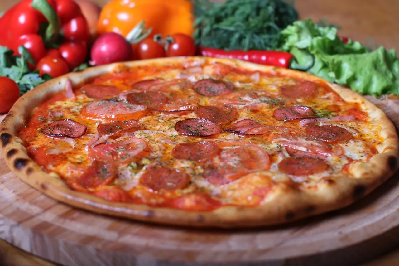 Пицца с колбасками. Пицца с колбасой салями. Салями Пиканте пицца. Пицца с салями и помидорами. Пицца пепперони с помидорами.