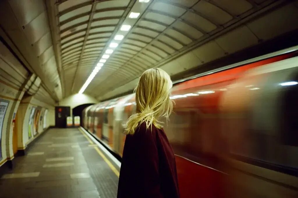 Метро улети. Девушки в метро. девушка уезжает. девушка уезжает на поезде. девушка на фоне поезда.