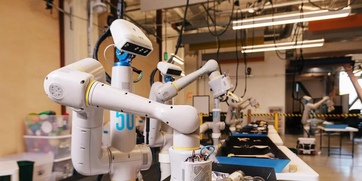 Робот компании ross robotics. Робот полицейский promobot. Робототехник профессия. Современная робототехника. Роботикс компани.