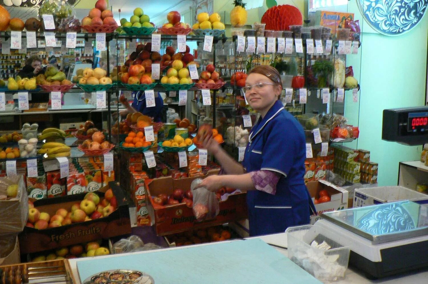 Продавец омск. Профессия продавец. прилавок магазина с продавцом. магазин за прилавком. продавец прилавка.