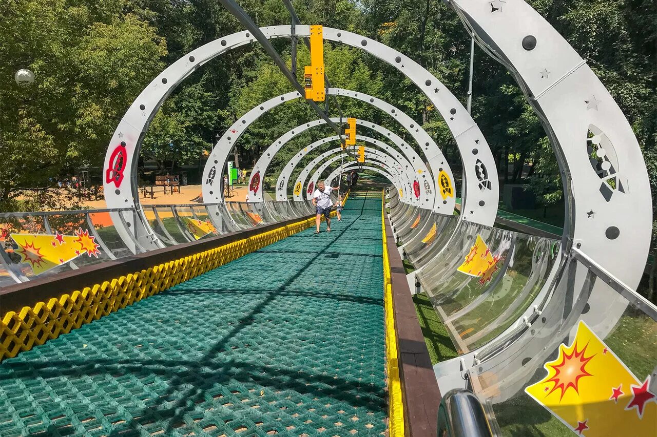 Самая большая площадка в москве. Делегатский парк Москва детская площадка. Москва Делегатский парк детская площадка Луна. Делегатский парк тарзанка. Детская площадка Луна в Делегатском парке.