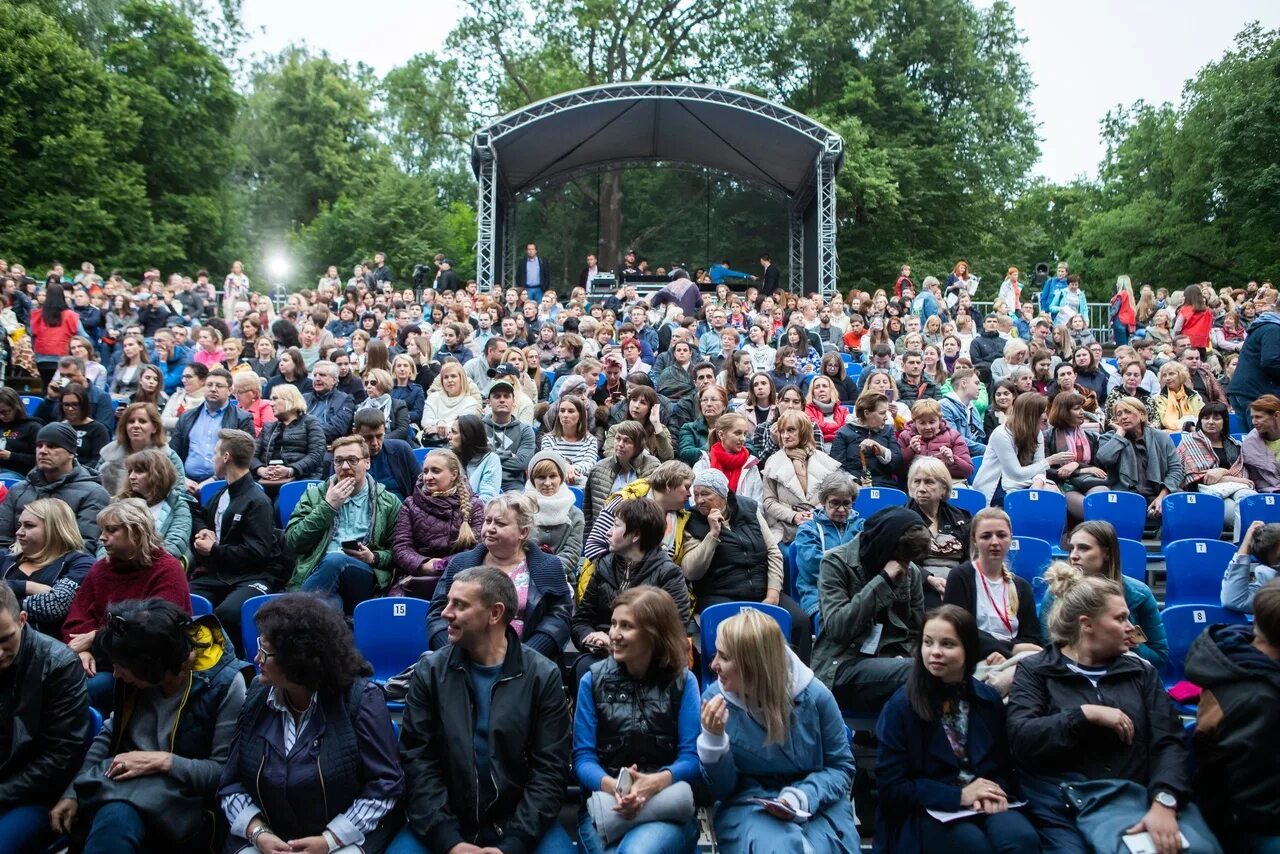 Фестиваль толстой 2023. Танец в поле. Театральный фестиваль толстой 2022. Сцена большого театра. Фестиваль толстой в ясной поляне.