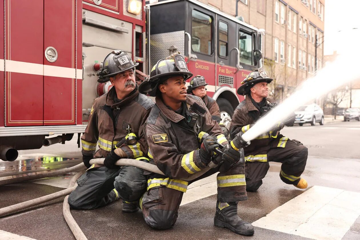Fire 9. Chicago fire. chicago fire nbc. чикаго в огне 10 серия. пожарные чикаго 9 сезон.