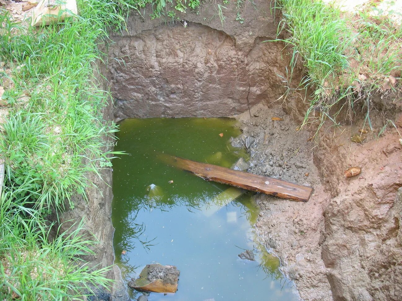 Яму заполненную водой. Канава с водой. Яма. Котлован с водой. Рыба в канаве.