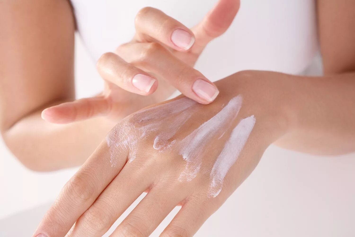 Чем мыть сухую кожу. Гель для мытья тела молли. Мыло для сухой кожи. Умывание лица. Нанесение крема на кожу.