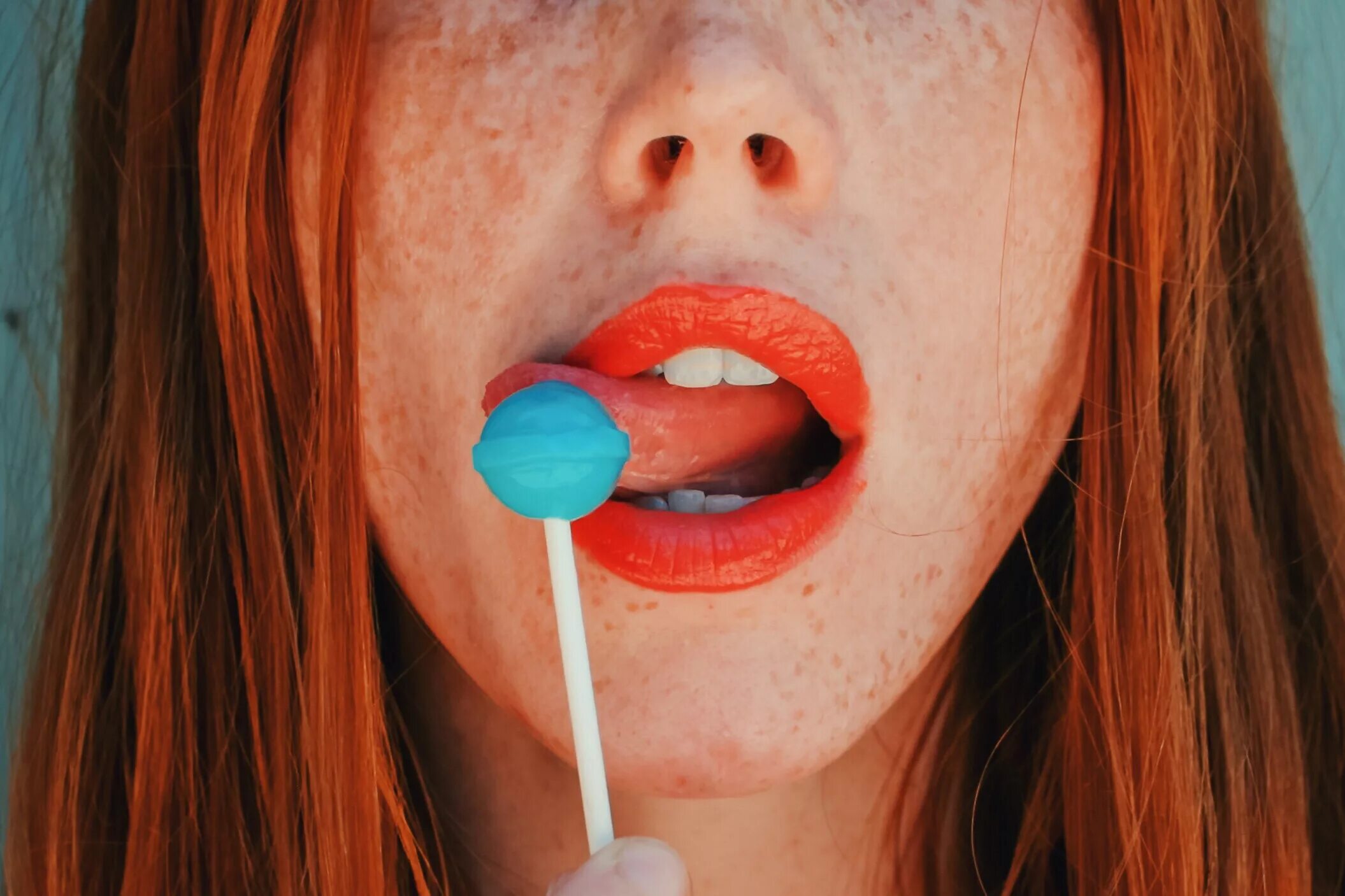Dick taste. Опухшие вкусовые рецепторы. Вкусовое восприятие. Губы с леденцом. Lollipop Lips актриса.