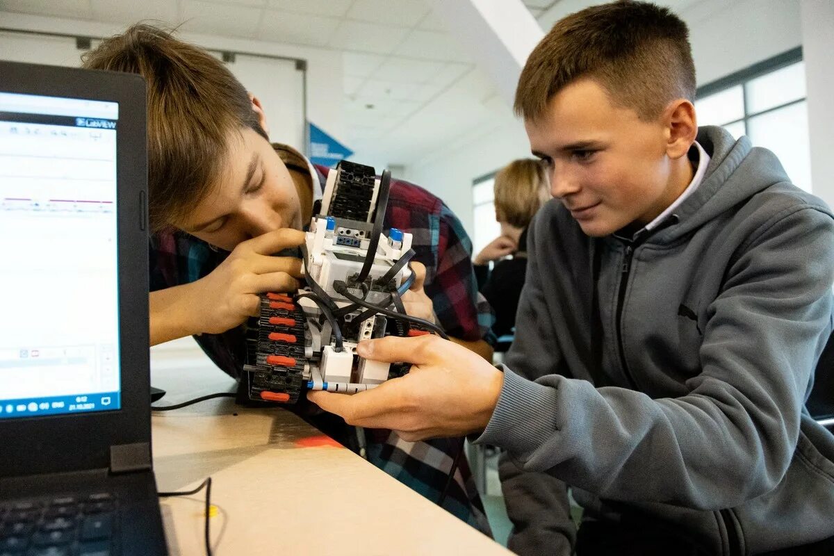 Соревнования по робототехнике. Смарт робофест. Роботы для школ купить. Лаборатория казанский федеральный университет. Нгу институт интеллектуальной робототехники.