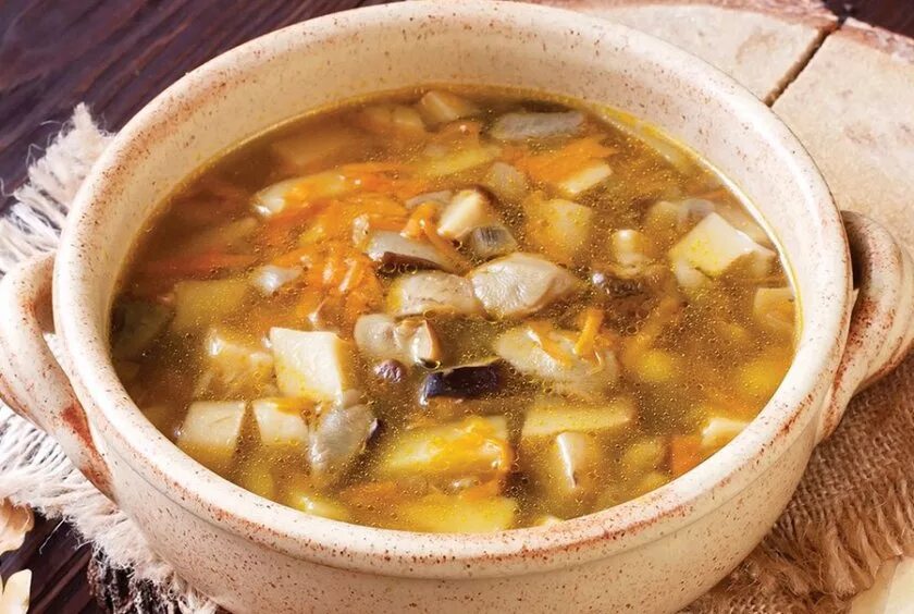 Суп с лесными грибами и картофелем. Похлебка белых грибов. грибная похлебка из белых грибов. суп с белыми грибами. суп из белых грибов.
