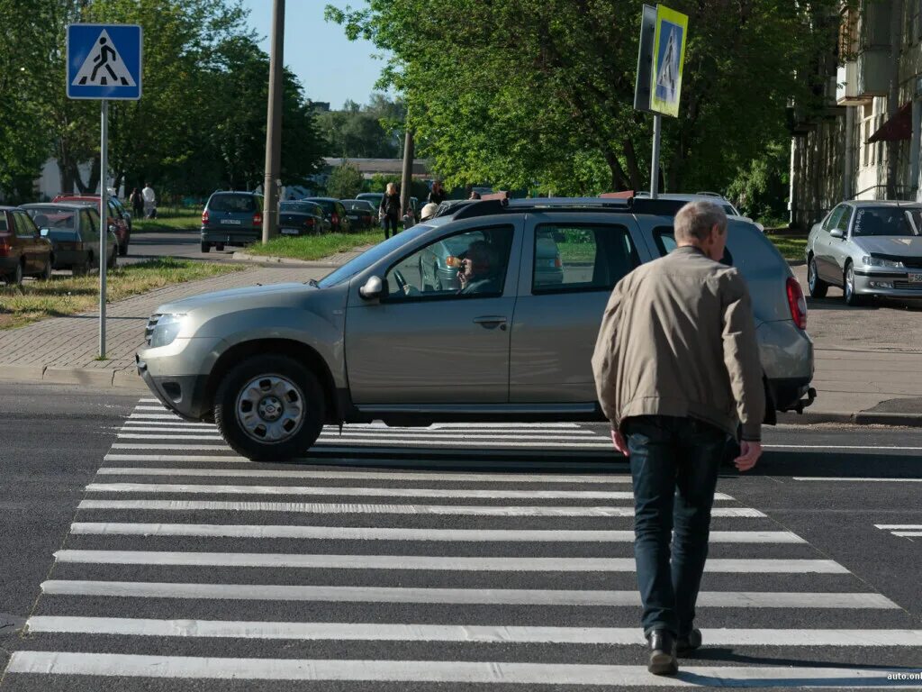 Наруение прравил дорожногтодвижения. Нарушение правил дорожного движения. Автомобиль на пешеходном переходе. Нарушители правил дорожного движения. Пропуск пешехода на пешеходном