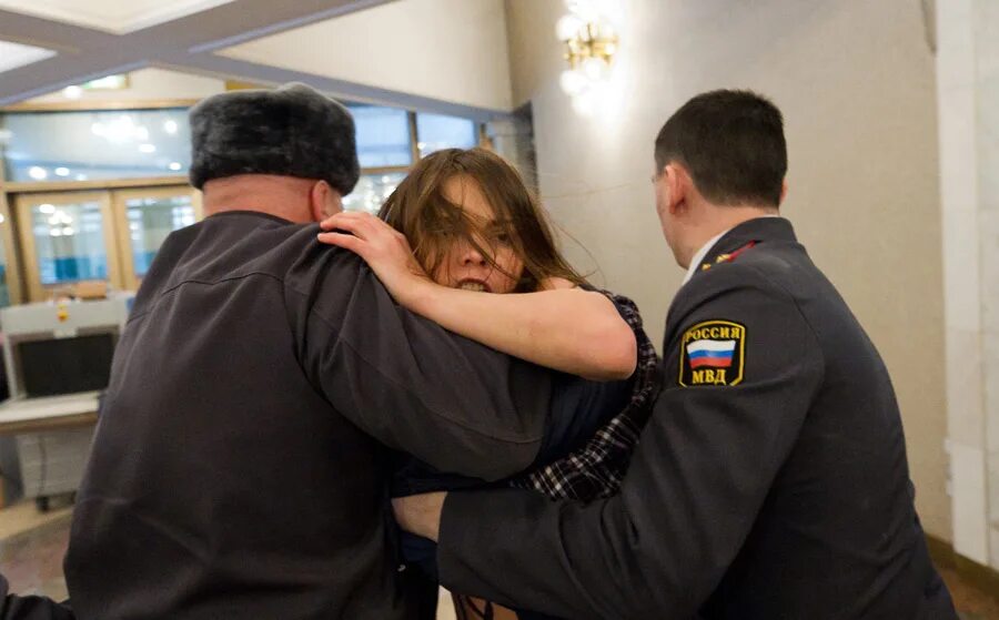 Полиция арестовала девушку. Полицейские арестовывают девушку. Полиция арестовала девушку. Полиция задержала девушку. Арестованные девушки в полиции.