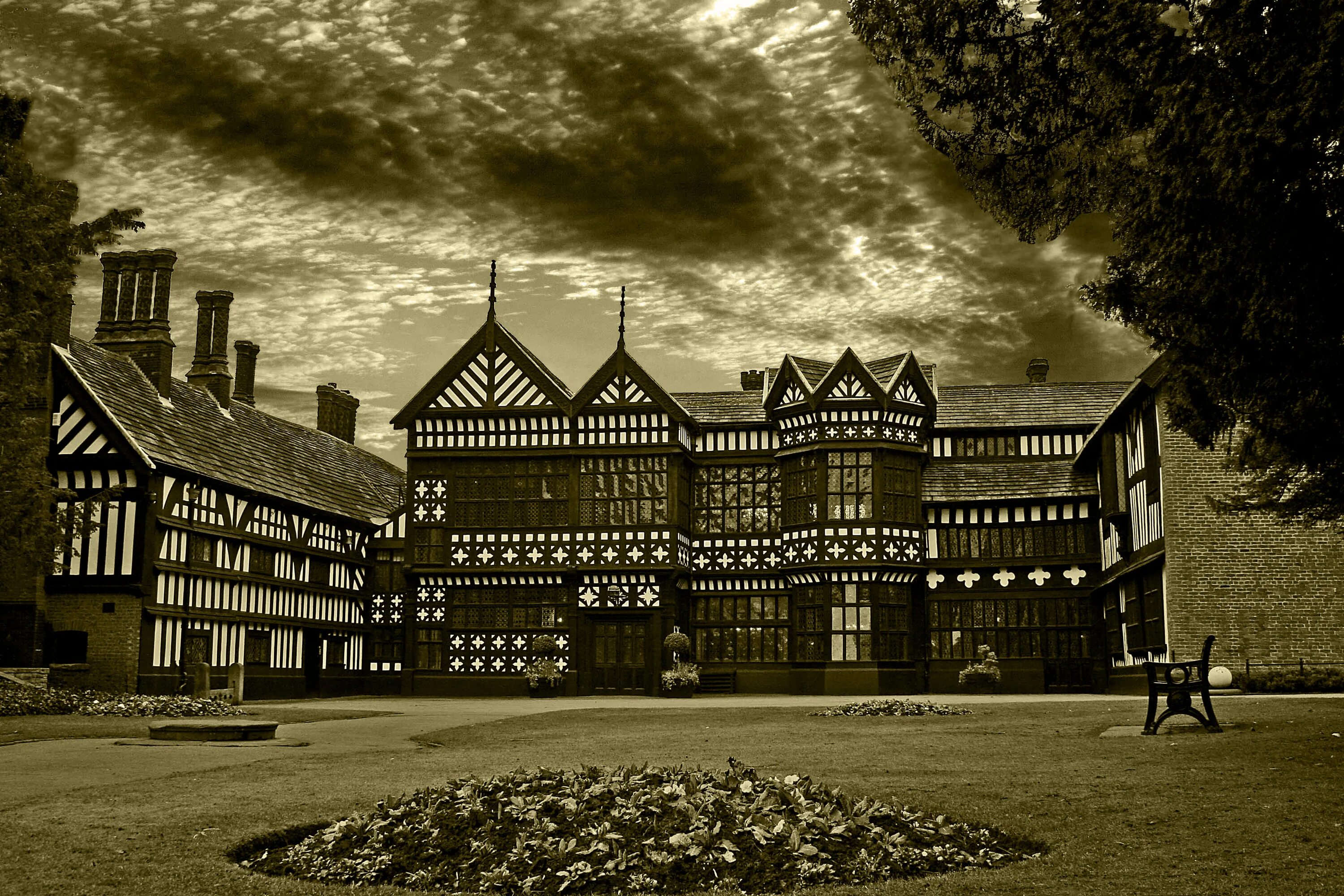 Made in hall. Дома Великобритании черно белые. Bramall Hall Stockport. Black and White timbered Houses. Старые фото поместий Англии черно белые.