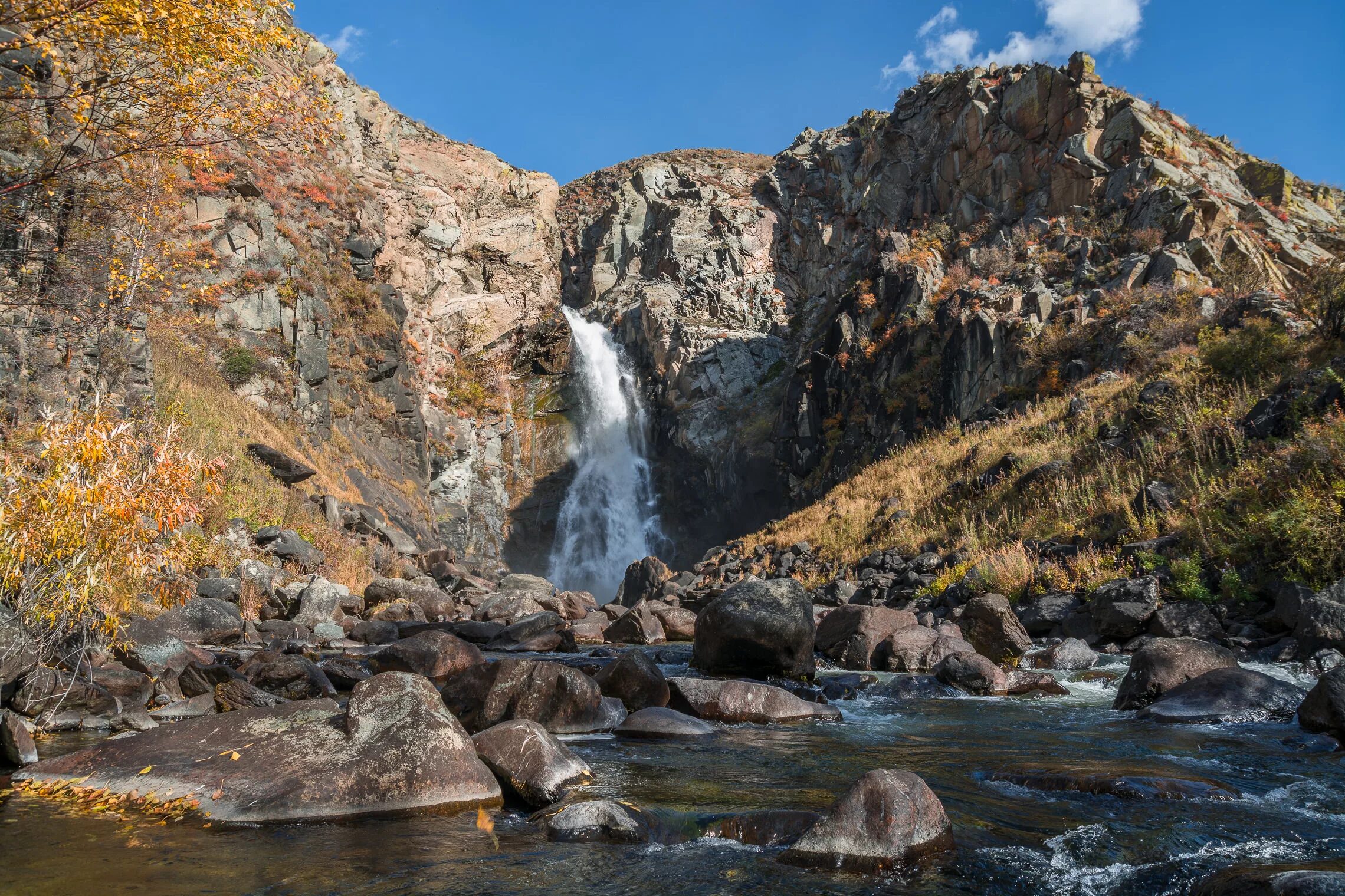 Водопад куркуре горный алтай. Куркуре водопад алтай. кату ярык водопад куркуре. чулымшская долина водопад куркуре. водопад куркуре чулышман алтая.