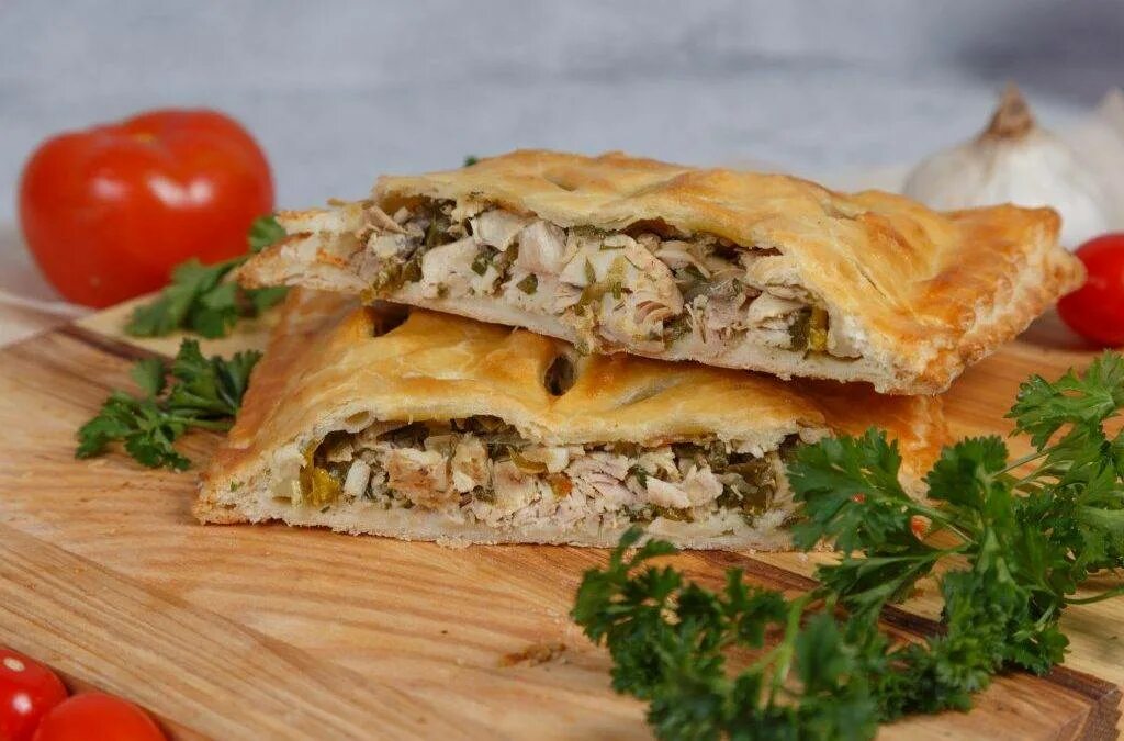 Пирог с мясом из бездрожжевого теста. Слоеные пироги. слоеный пирог с курицей и грибами. пирог из слоеного теста. пирог из слоёного теста с курицей.