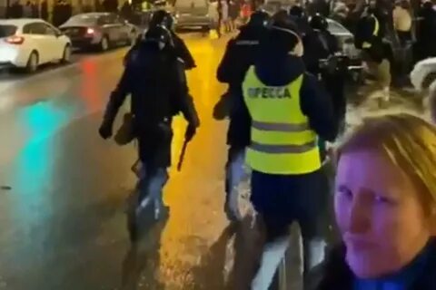 Били ногами в животы