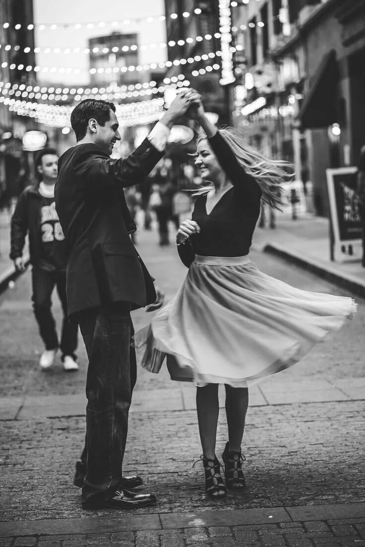 Пара танцует на улице. Медленный танец. Левушка и парень танцуют. Танцующая пара на улице.