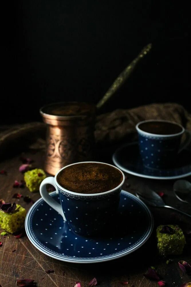 Night cup. Кофе ночью. Чашка кофе ночью. Доброе утро в темных тонах. Чашка ночного кофе.