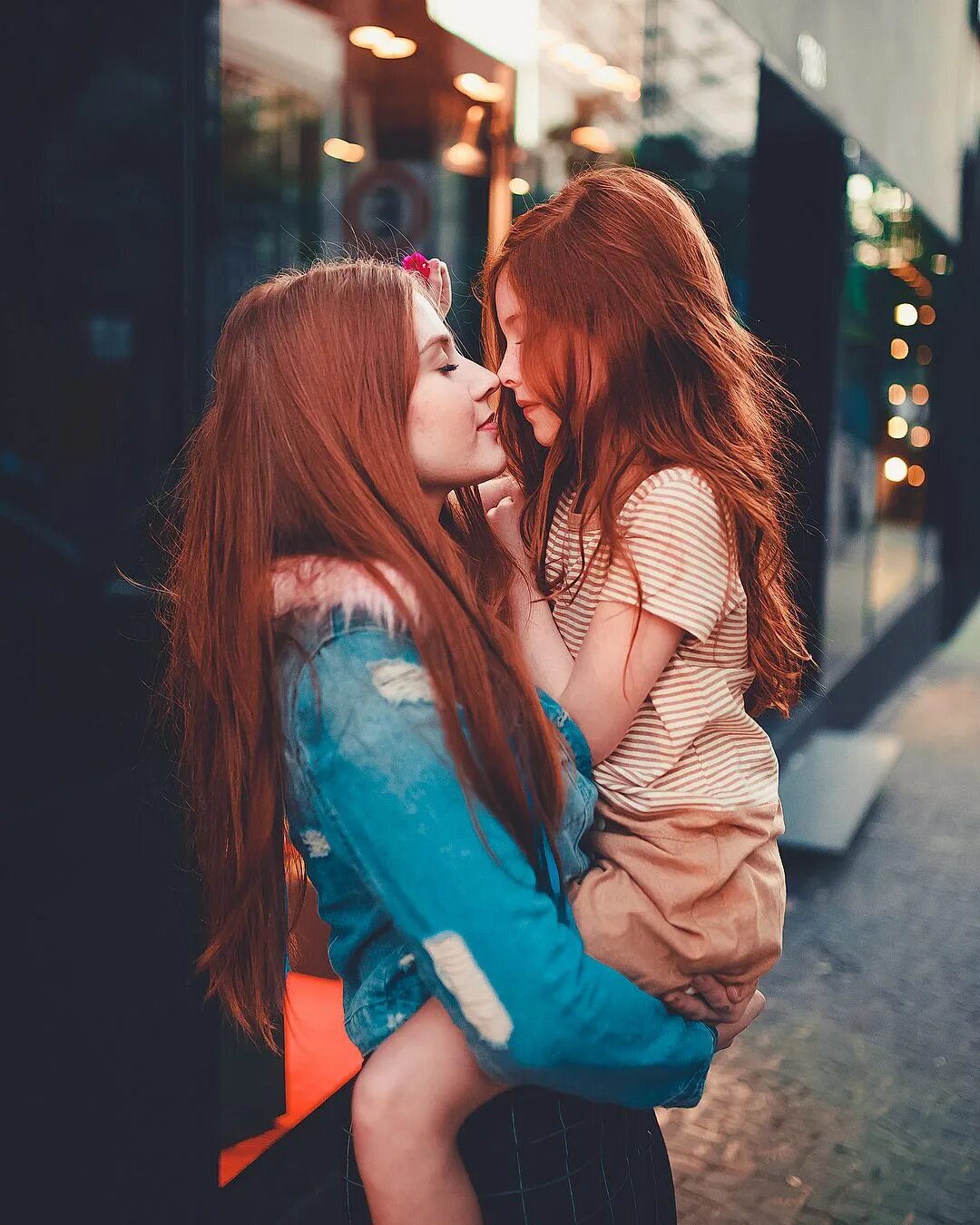 Lesbian подруга. Красивые подруги. Поцелуй девушек. Рыжая и брюнетка. Две рыжие девушки.