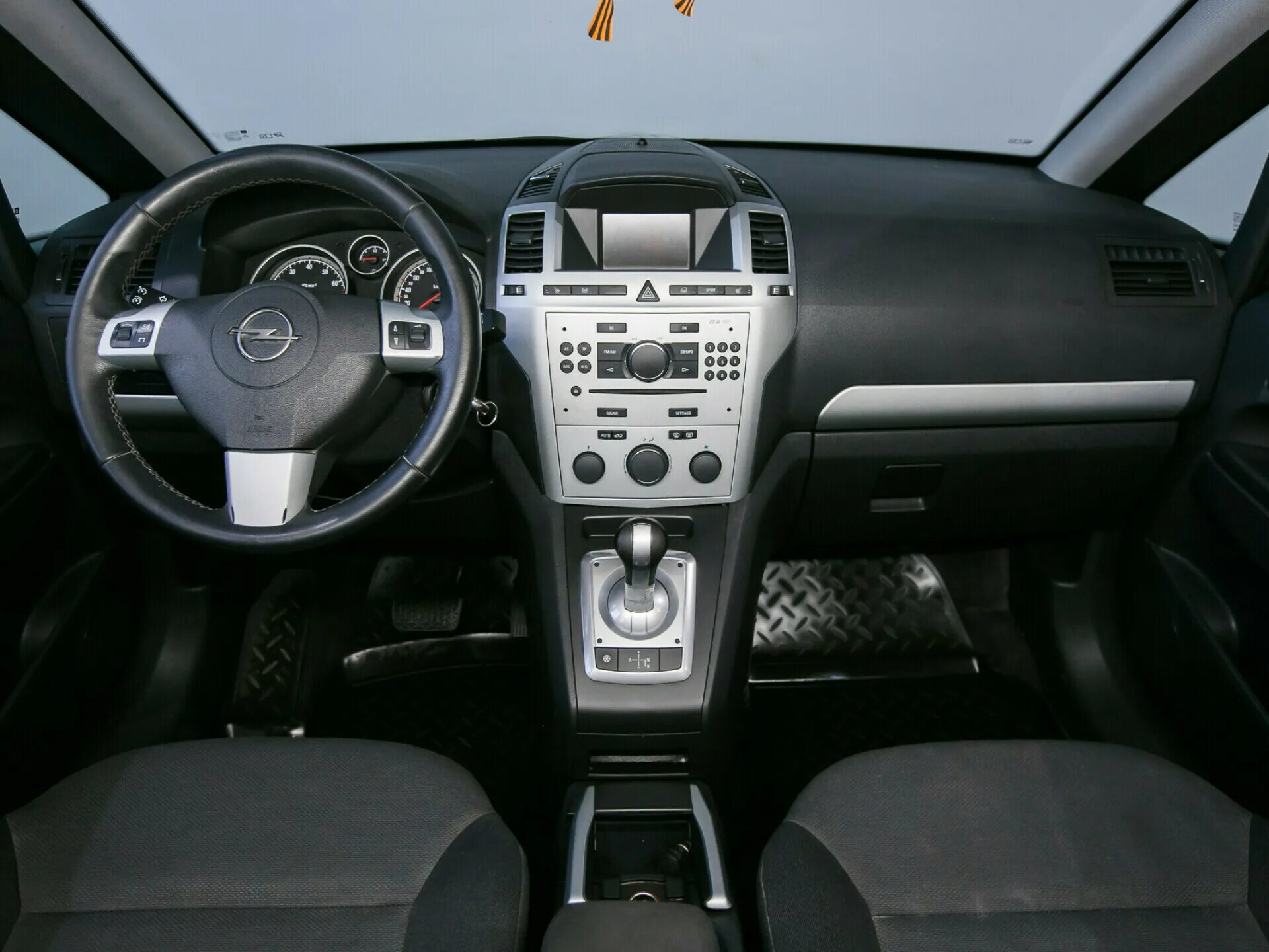 Опель зафира б 2010. Opel Zafira 2010 салон. Opel Zafira 1.8 AMT, 2010 салон. Опель Зафира 2010 салон. Opel Zafira b 1.8 робот салон.