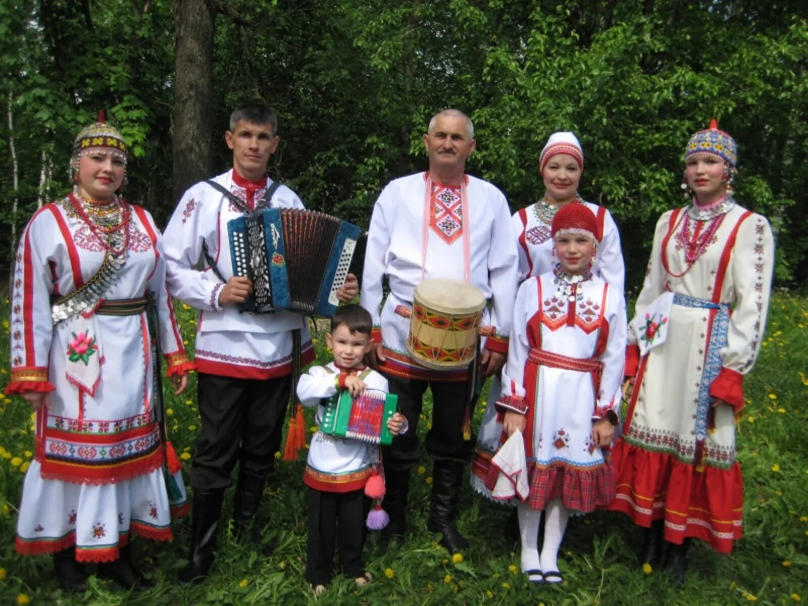 Чуваши семья. Чувашская семья традиционная. Семья в национальных костюмах. Чуваши семья национальный костюм.