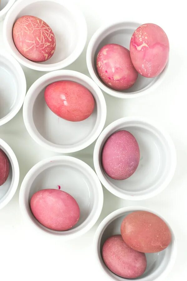 Розовый краситель для яиц натуральный. Окрашивание яиц свеклой. Яйцо розовое. Окрашивание яиц свекольным соком.