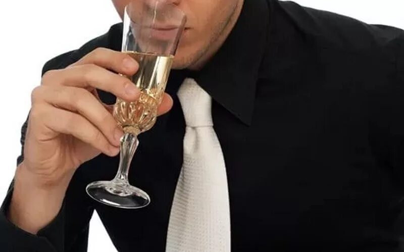 Джентльмен с бокалом. Парень с бокалом. Мужчина с бокалом. Шампанское пьют парни. Мужчина с бокалом шампанского.