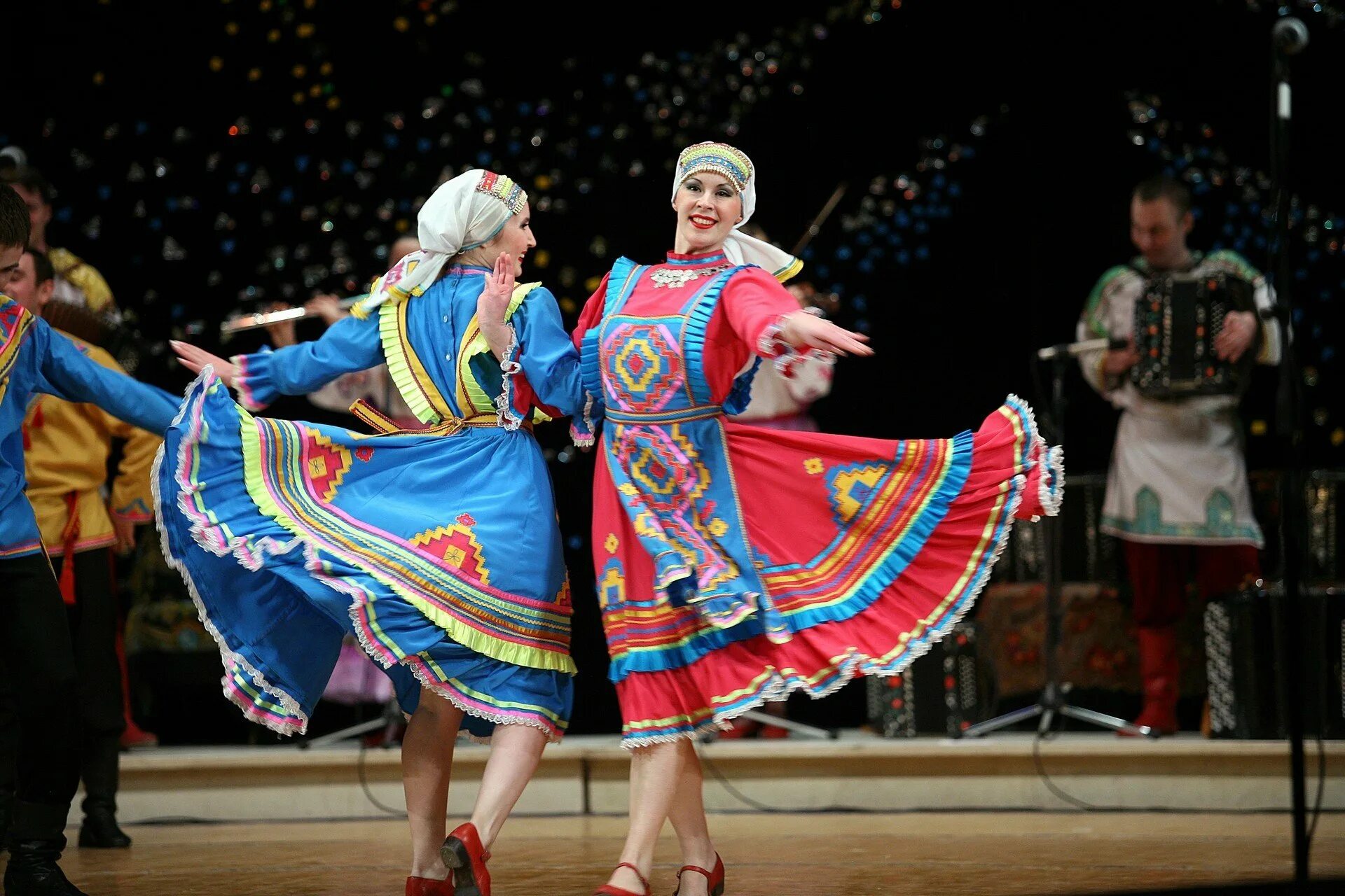 Плясовая музыка для танцев слушать. Камаринская чайковский. Русский танец. Татарский костюм для танца. Камаринская чайковский.