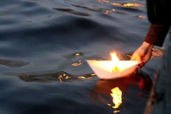 Химмаш пруд екатеринбург. River candel. Осени один лист в воде. Речка свечка. Кораблик на свечке.