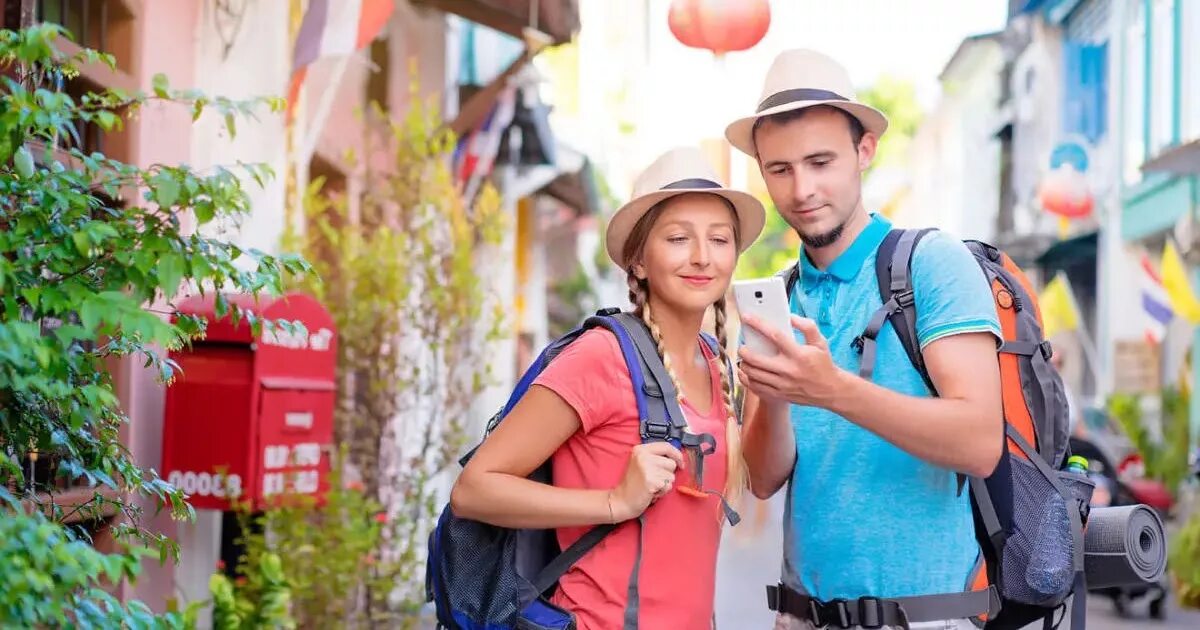 Start tourist. Турист. Турист путешественник. Путешественник в городе. Портрет туриста.