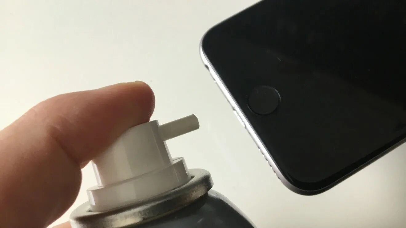 Гнездо lightning чистка. Чистка гнезда телефона. Пыль в разъеме для зарядки. Как почистить разъем для наушников. Чистка гнезда телефона.