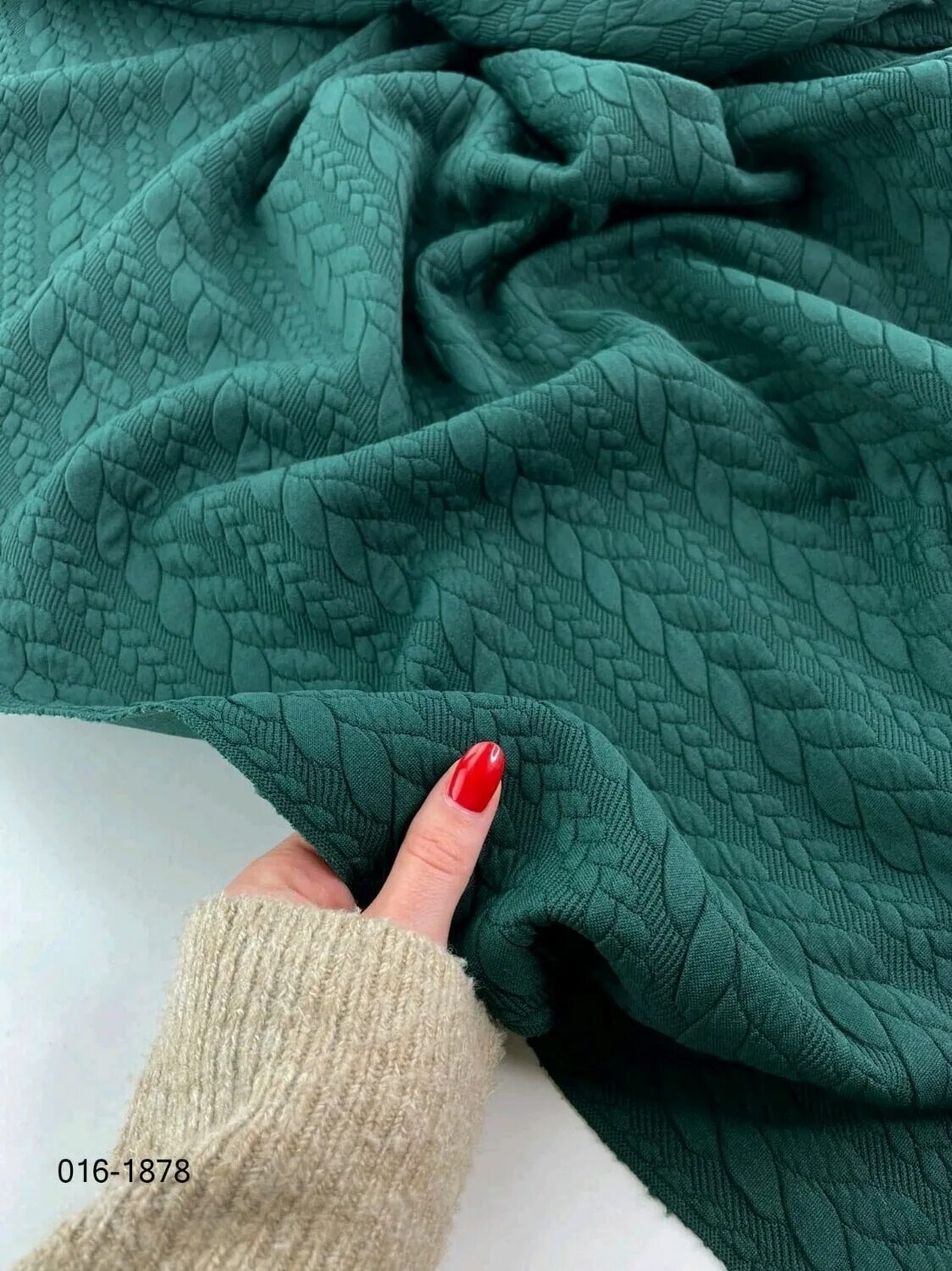 Вязаный трикотаж. Трикотаж косы. Вязаный косами трикотаж. Ткань трикотаж с косами. Платье серое трикотажное с белым воротником.