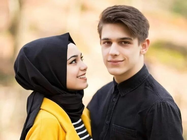 Девушка Вхиджабе с парням. Девушка в хиджабе с парнем. Девушка в хиджапе и парин. Мусульманка в хиджабе с мужем.