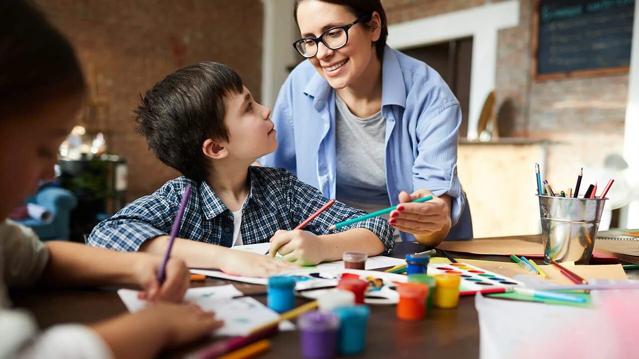 Teaching is art. Семейное образование. Школа семейного образования. Семейный учитель. Home teacher картина.