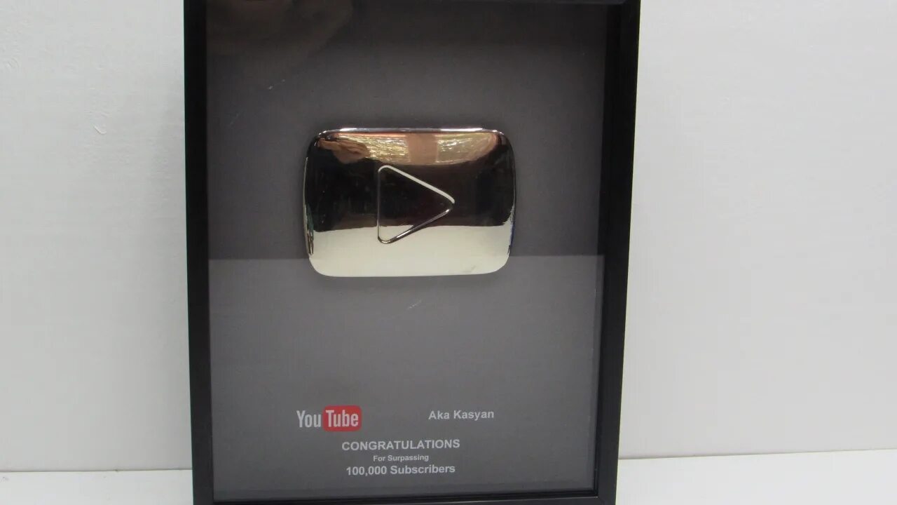 Золотая кнопка youtube. Золотая кнопка ютуба. Покажи золотую кнопку. Золотая кнопка. Покажи золотую кнопку.