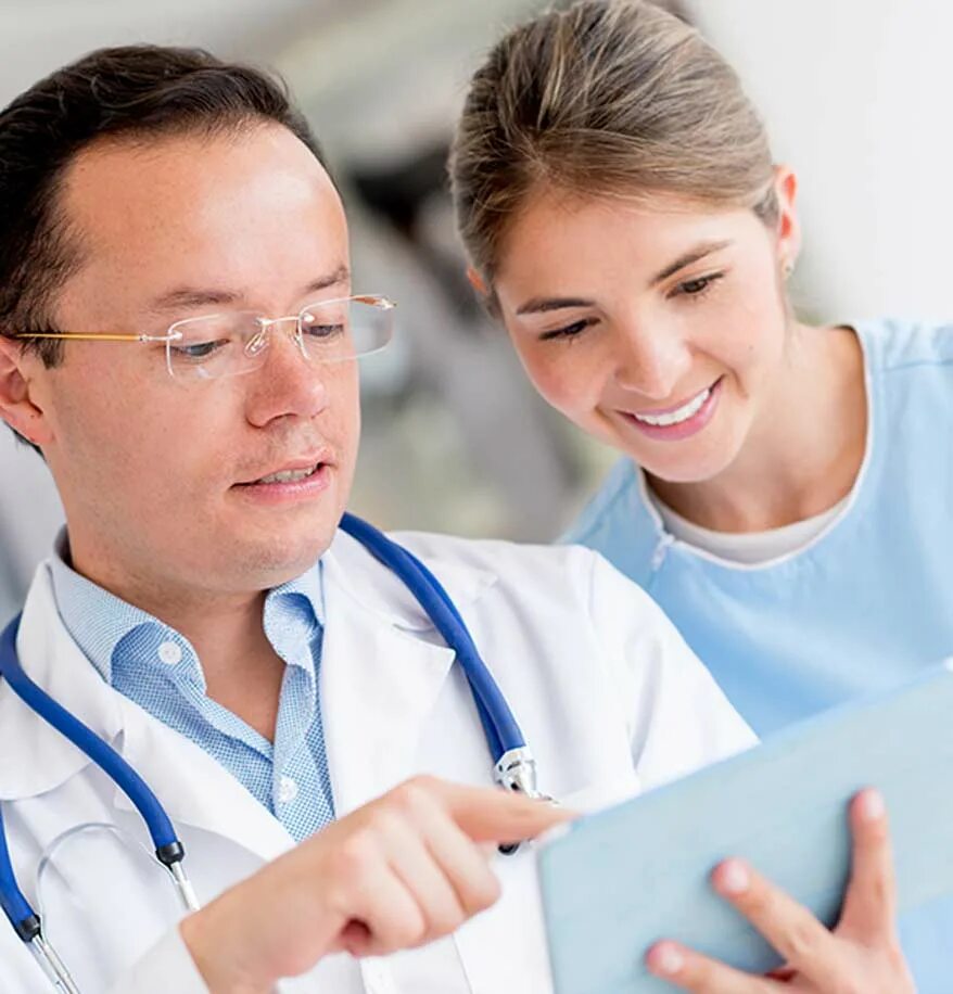 общение врача с пациентом. врач и пациент. врач и пациент. беседа с пациентом. доктор с пациентом.